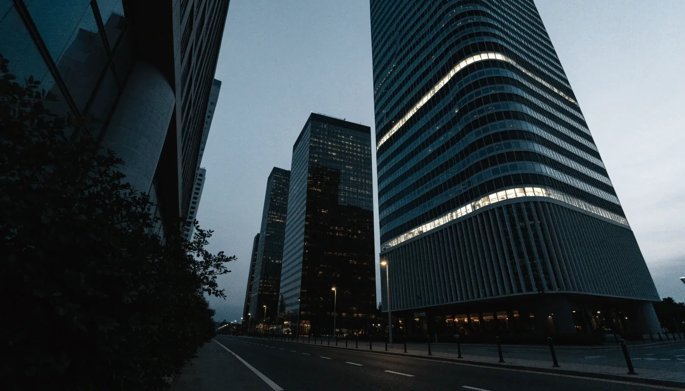 Silueta de las Cuatro Torres de Madrid al atardecer vista desde la calle